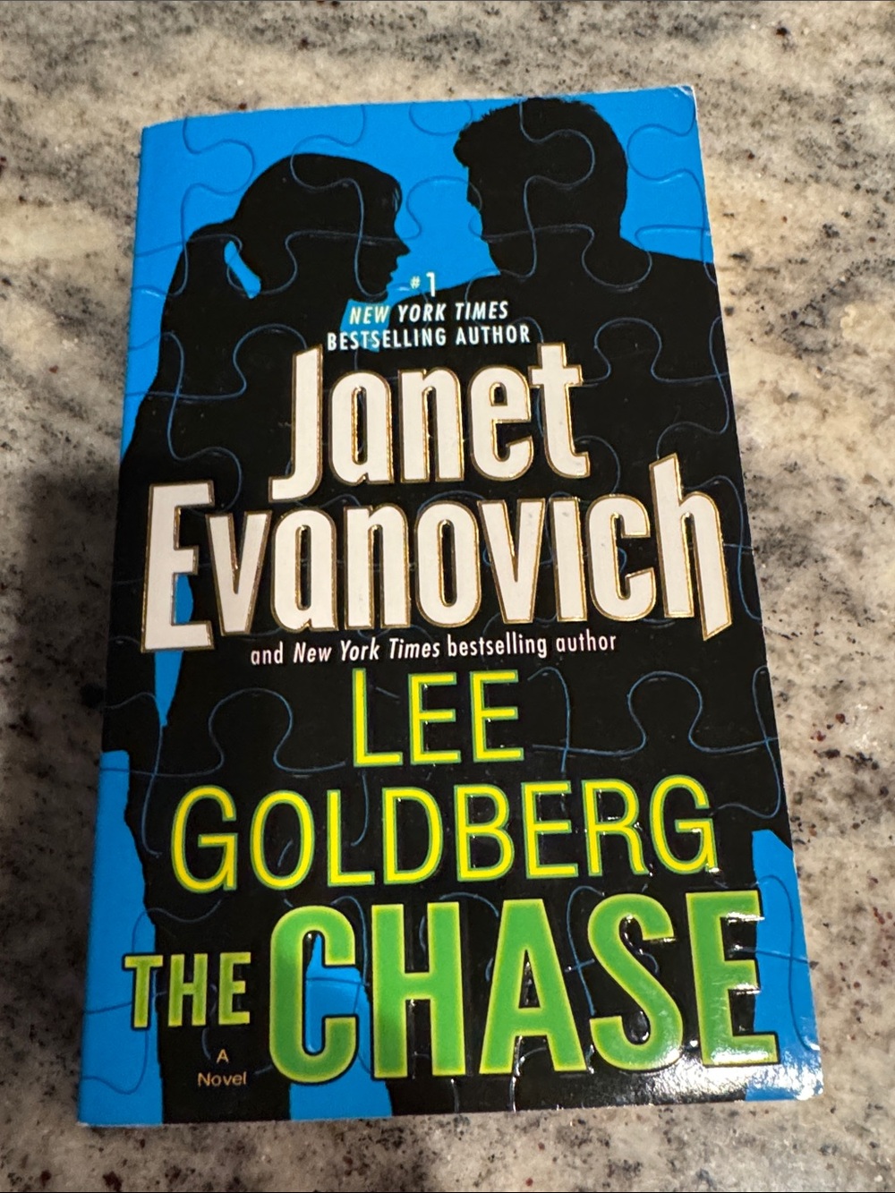 Janet Evanovich & Lee Goldberg "The Chase" - Blue & Black Paperback